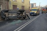 Wypadek na DK 91 w Kamieńsku. Volkswagen uderzył w budynek i ciężarówkę. ZDJĘCIA