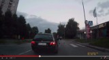 Kierowca bmw ratuje jeża na drodze [WIDEO]