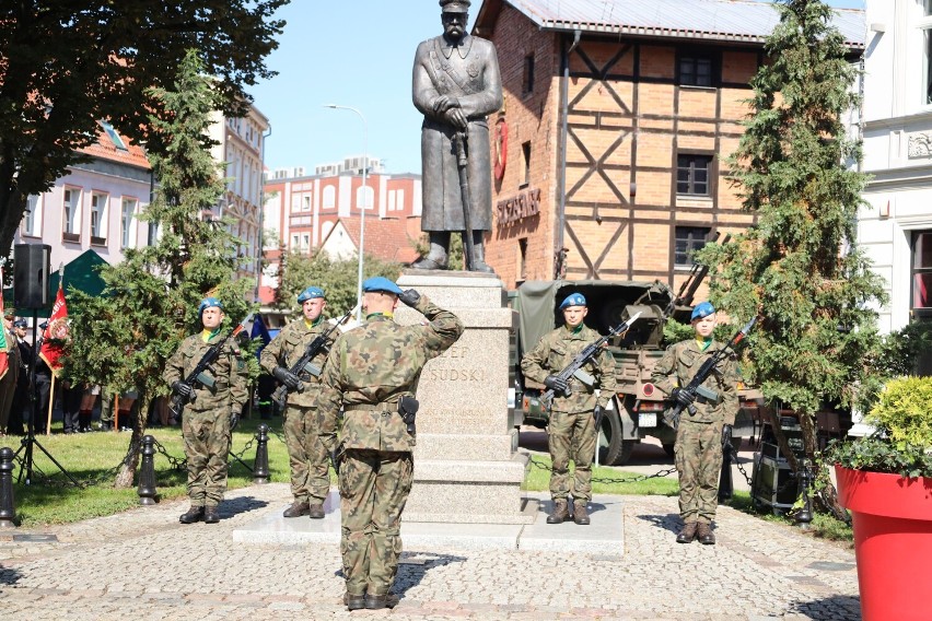 Zmiana warty przed pomnikiem Piłsudskiego