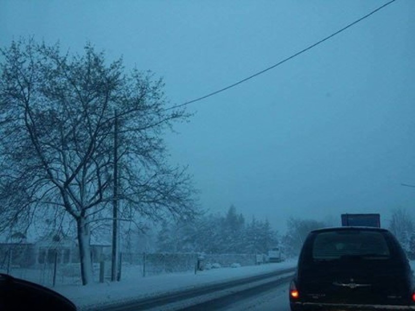 Atak zimy w powiecie. DK78 zablokowana [FOTO]