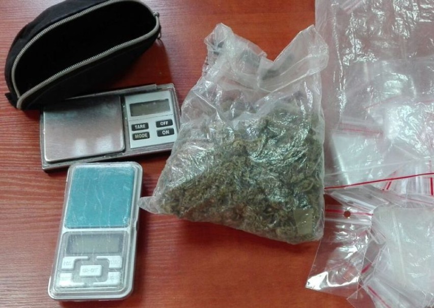 Czersk. W mieszkaniu 33-latka policjanci zabezpieczyli blisko125 g marihuany,150 g haszyszu, tabletki extasy...