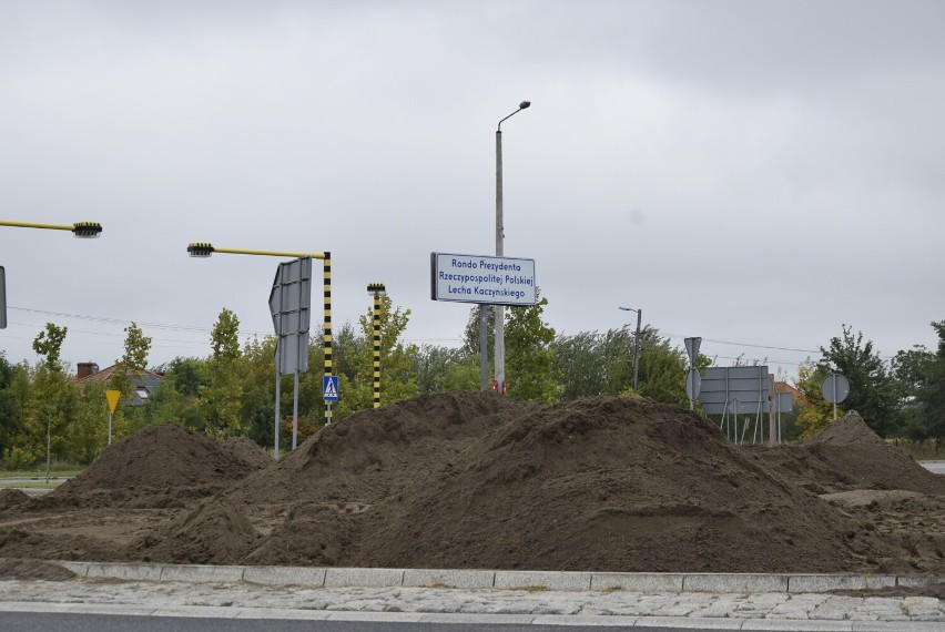 Wyrwali irgi i zwożą ziemię. Co się dzieje na rondzie u zbiegu Pieniążka i Rawskiej w Skierniewicach?