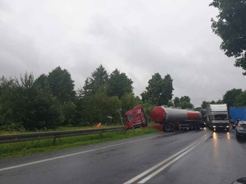 Wypadek na drodze krajowej nr 74  w Dębinie pod Osjakowem. Zderzyły się dwie ciężarówki ZDJĘCIA