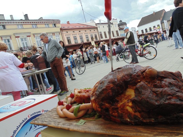 Impreza ruszyła o godz. 10. Wtedy także rozpoczęła się degustacja. Każdy mógł spróbować swojskiej kaszanki z grilla, chleba ze smalcem i skwarkami, miodów, żurku, kiełbas i pasztetów. Uczestnicy oddawali także swoje głosy na najsmaczniejszy produkt. 
Małopolski Festiwal Smaku to największe w Polsce, regionalne wydarzenie o charakterze kulinarnym, promujące małopolskich producentów żywności, produkty i potrawy lokalne oraz tradycyjne. Impreza realizowana jest cyklicznie od 2005 roku w formie plenerowych kiermaszów. W największych miastach regionu organizowane są eliminacje półfinałowe podczas których małopolscy producenci artykułów rolno-spożywczych prezentują swoje wyroby.

Podczas każdego półfinału jak również w trakcie finału organizowany jest konkurs "Małopolski Smak", w którym zgłoszone produkty i potrawy ocenia komisja konkursowa, która przyznaje Grand Prix oraz II i III miejsce. Zwycięzcy półfinałów otrzymują "przepustkę" do krakowskiego finału, w którym wybierane są najlepsze produkty całej Małopolski.

Także publiczność odwiedzająca kiermasze wskazuje najlepsze według niej produkty w specjalnym plebiscycie publiczności. Zarówno jury, jak i publiczność ocenia produkty w kategoriach: „Ekologiczne przysmaki”, „Tradycyjne specjały”, „Smakołyki z legendą”, „Jak u mamy”. Na głosujących podczas każdego z kiermaszów czekają atrakcyjne nagrody.