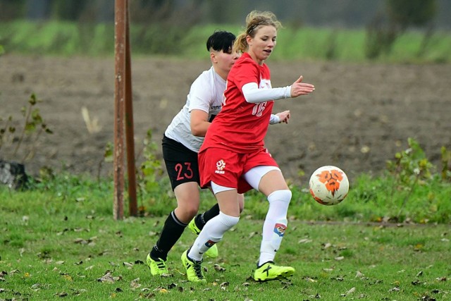 Kamila Witek (na czerwono) zdobyła we Włocławku jedną z bramek.