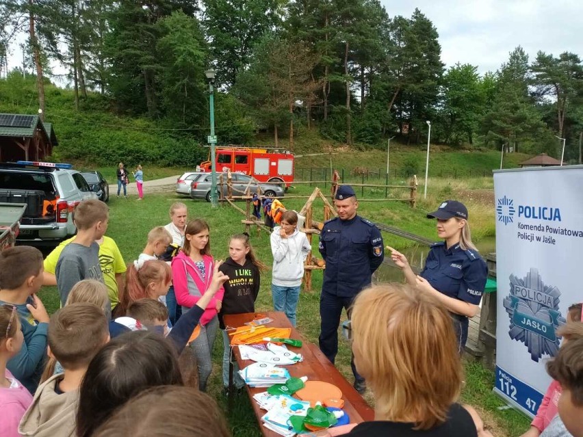 Policjanci i strażacy promowali w Krempnej bezpieczny wypoczynek nad wodą
