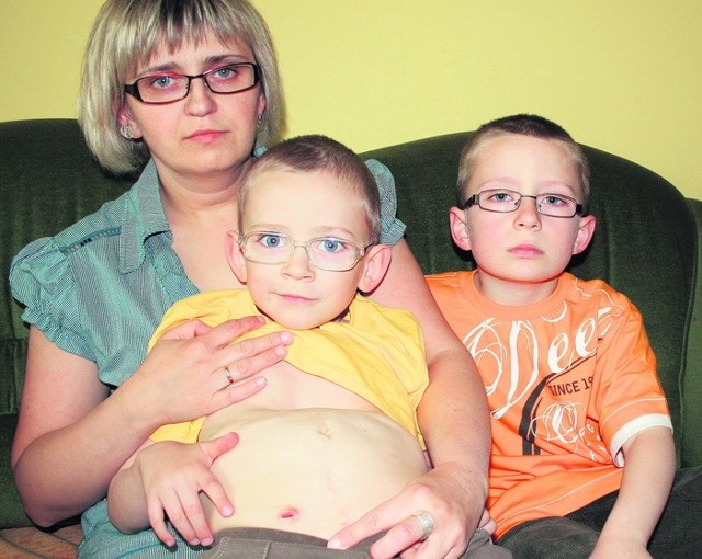 Czarek z mamą Iwoną i bratem Szymkiem proszą o pomoc przy leczeniu i rehabilitacji