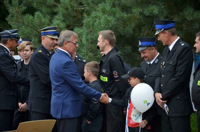 Na festynie "Bezpieczni w powiecie" będzie można nauczyć się korzystania z węża strażackiego, ale też wziąć udział w licznych rozrywkach.