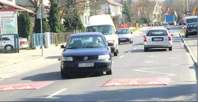 Kierowcy, którzy jadą ulicą Wierzbową, omijają progi zwalniające ...