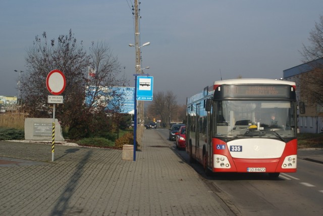 Autobus linii 690 zatrzymuje się teraz pod Centrum Administracyjnym