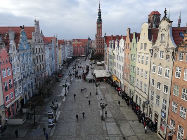 Kolejka po odbiór flag Gdańska