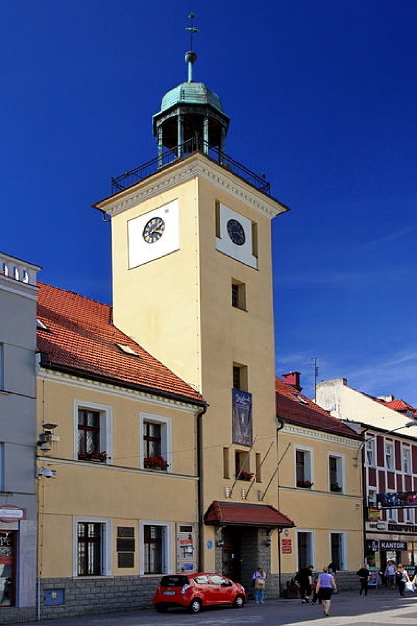 Klasycystyczny budynek z wieżą zegarową nad osią centralną,...