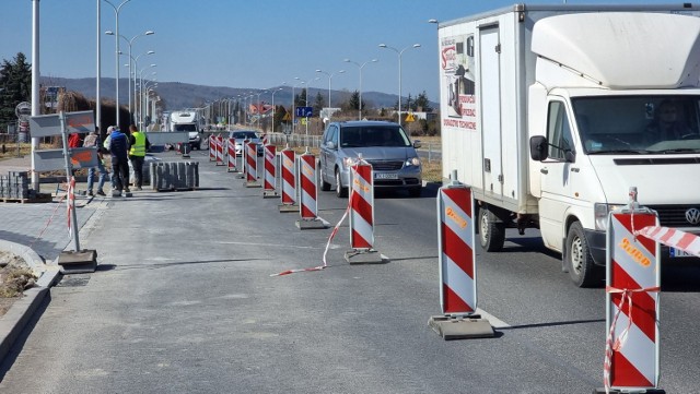 Kierowcy, którzy jeżdżą ruchliwą ulicą Krakowską w Kielcach nadal muszą stać w korkach z powodu  budowy wjazdu do nowego centrum handlowego w pobliżu Lida. Prace i tym samym utrudnienia na jezdni prowadzącej do Kielc zostały przedłużone  do końca marca. 

Na kolejnych zdjęciach zobacz sytuację na drodze