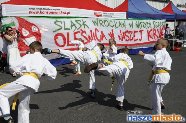 Prezes oleśnickiego oddziału Polskiego Czerwonego Krzyża nie kryje zadowolenia. - Podczas sobotniej zbiórki krwi, którą zorganizowaliśmy wspólnie z supermarketem Intermarche na nasz apel odpowiedziały aż 144 osoby - informuje nas Tadeusz Jamroz. - Spośród tego grona krew oddały 122 osoby. Nasz wynik to 53,946 mln oddanej krwi. To świetny wynik.