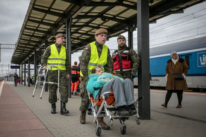 Malbork. Żołnierze Wojsk Obrony Terytorialnej angażują się w pomoc uchodźcom z Ukrainy