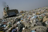 Wypadek na wysypisku śmieci w Gdańsku Szadółkach. Śmieciarka zmiażdżyła mężczyźnie nogę
