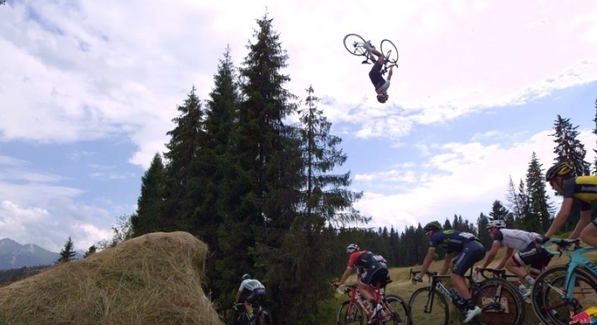 Tak w kadrach wyglądał skok nad peletonem Tour de Pologne