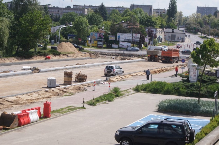 Przebudowa ul. Brzeźnickiej w Radomsku. Powstaje rondo przy...