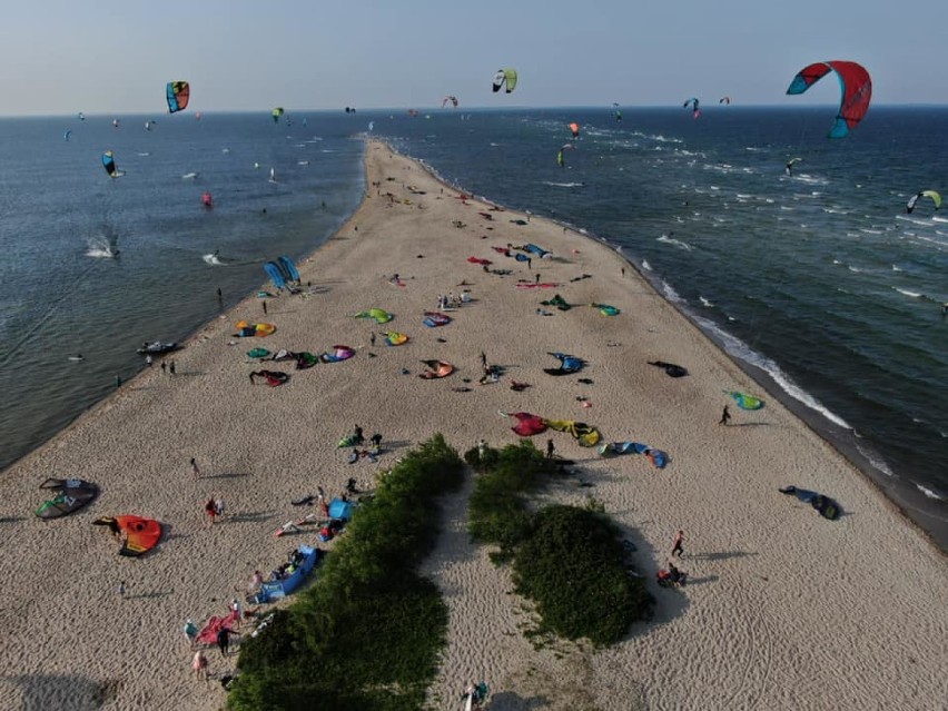 Cypel w Rewie: szkoła Aloha zaprosiła na testy surfingowych sprzętów. Na wodach Zatoki Puckiej latały foil windy i hydrofile