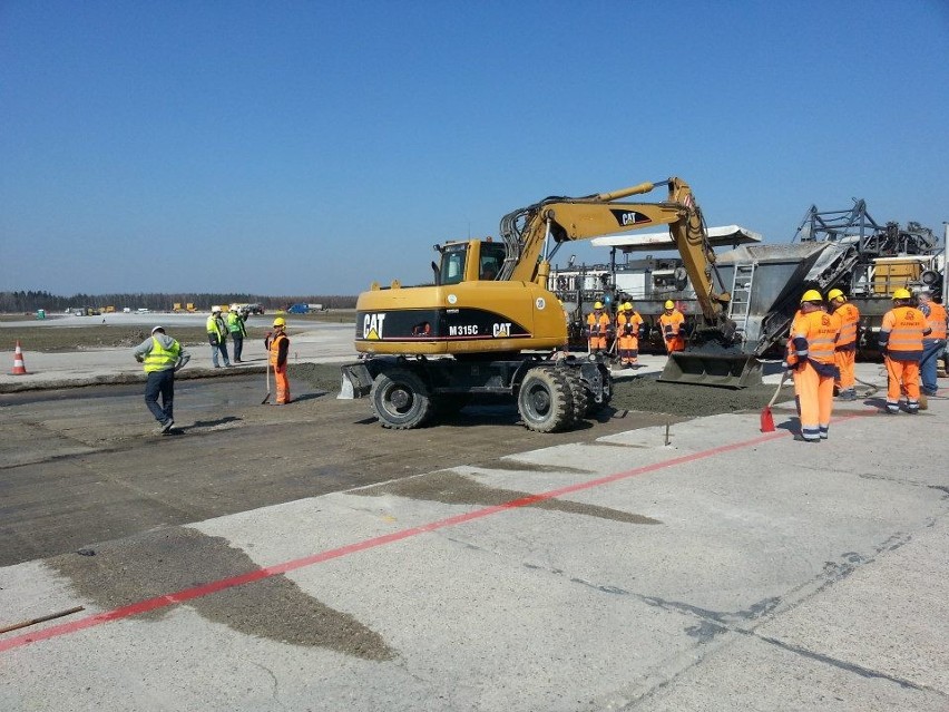 Naprawa pasa startowego na lotnisku w Modlinie potrwa dłużej