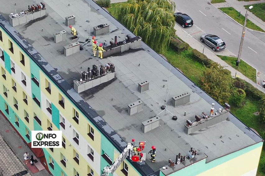Strażacy interweniowali na dachu bloku w Lublińcu