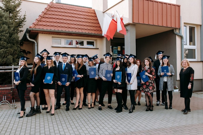 Pleszew. Zakończenie roku i rozdanie świadectw w Niepublicznym Liceum Ogólnokształcącym w Pleszewie