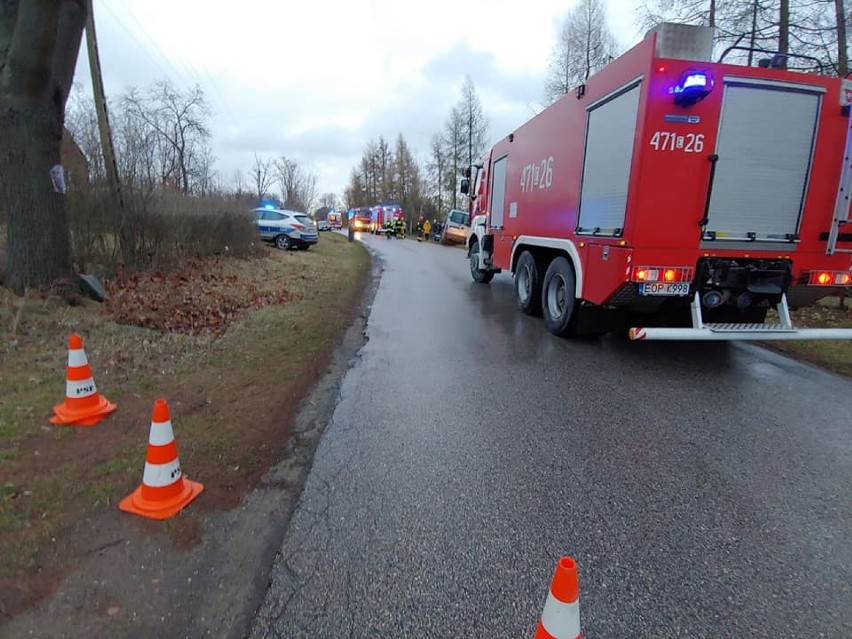Zderzenie samochodu osobowego z motocyklem w Stużnie w powiecie opoczyńskim. Jedna osoba ranna [ZDJĘCIA]