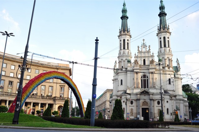 Pożegnanie z tęczą. Kontrowersyjna instalacja znika z Placu Zbawiciela