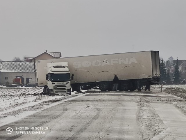 Ciągnik siodłowy z naczepą zablokował drogę krajową nr 55 w Trzebiełuchu