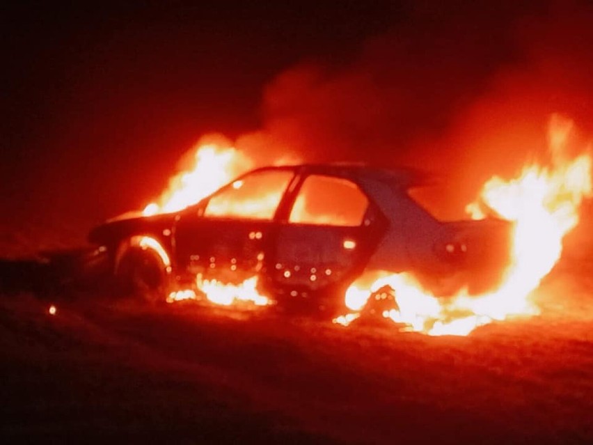 26 marca strażacy gasili pożar samochodu osobowego, do...