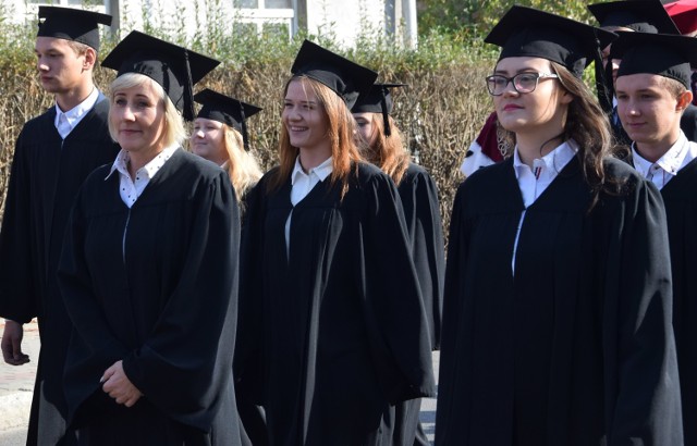 W uroczystościach Państwowej Wyższej Szkoły Techniczno-Ekonomicznej uczestniczył wicepremier i minister nauki i szkolnictwa wyższego Jarosław Gowin.

 Zobacz też: Studentki z Poznania pomagają dzieciom na Madagaskarze. W jaki sposób?
