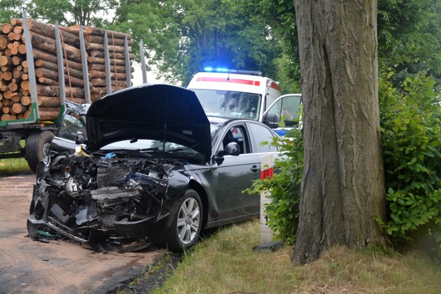 W Sikorzu koło Sępólna na DW 241 czołowo zderzyły się samochód osobowy z ciężarowym