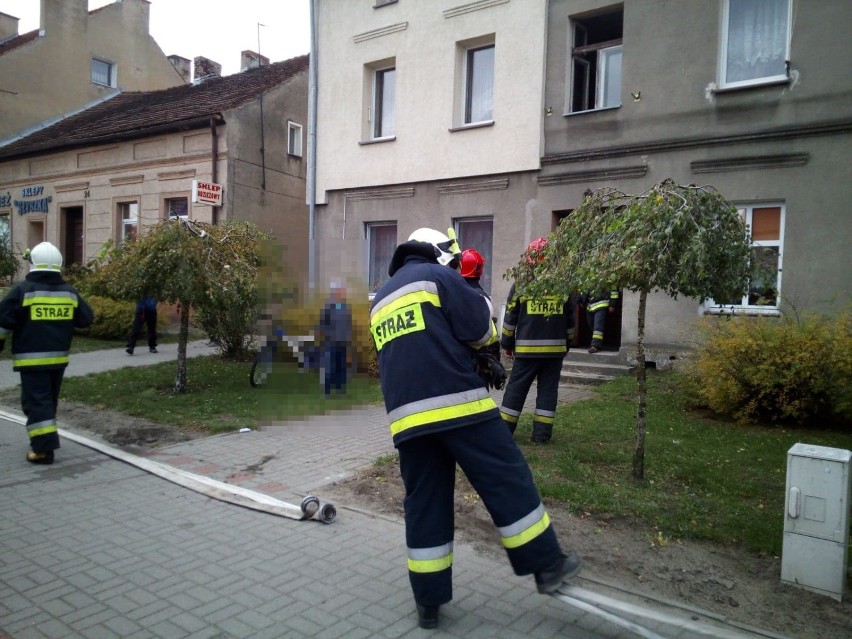 Pożar budynku w Skokach. Na miejsce wysłano strażaków