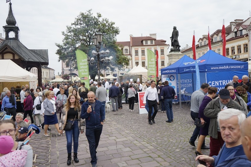 Tłumy na Dniu Serca na Rynku w Rzeszowie. Występy, atrakcje dla dzieci i gigantyczny kocioł z gulaszem z dzika. Zobaczcie zdjęcia