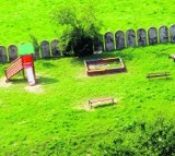 Kalinowszczyzna: Wybudowali plac zabaw przy żydowskim cmentarzu