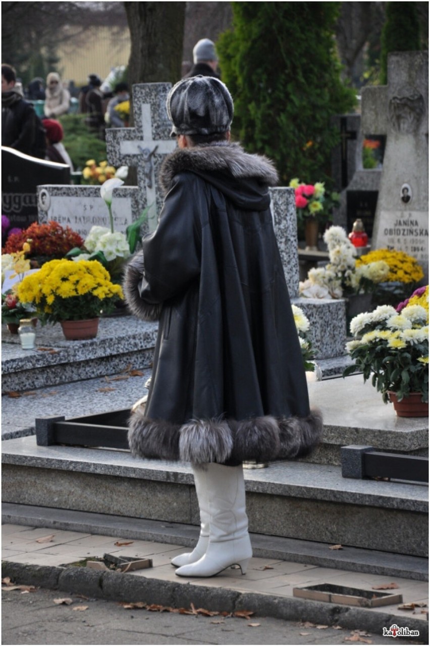 Pokaz mody na cmentarzu - czyli rzecz o grobingu! Zobacz te ZDJĘCIA! To nie umknęło internautom