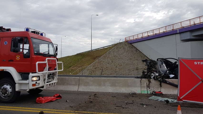 Samochód spadł z wiaduktu na A1. Śmiertelny wypadek koło Głuchowa [ZDJĘCIA, FILM]