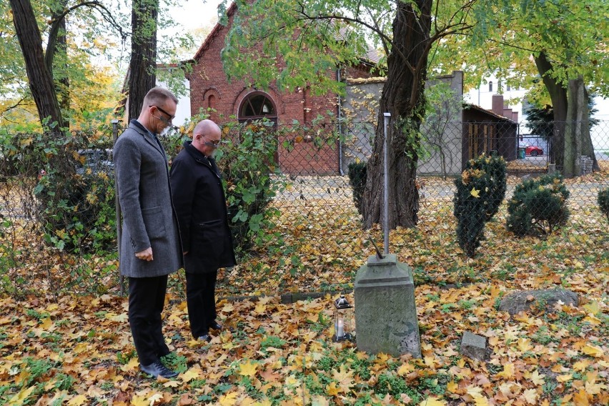 Pleszew. Zapalili znicze pamięci... [ZDJĘCIA]