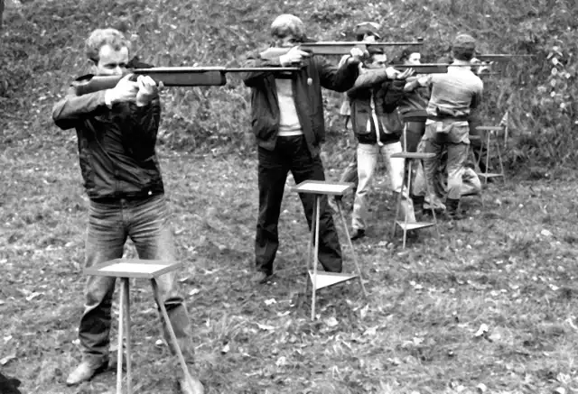 Pionierskie strzelanie na żwirowni w Sieniawie górnicze koło LOK przeprowadziło  14 września 1985 roku.