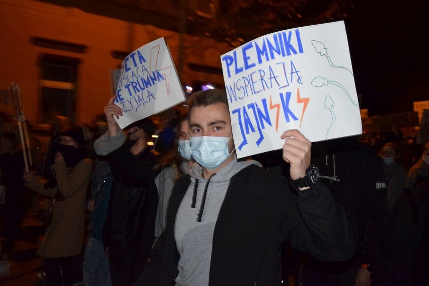 Protest kobiet w Wągrowcu. Zobacz hasła. "Nawet mefedron ma lepszy skład niż polski rząd", "Żadna dama nie będzie walczyć sama"