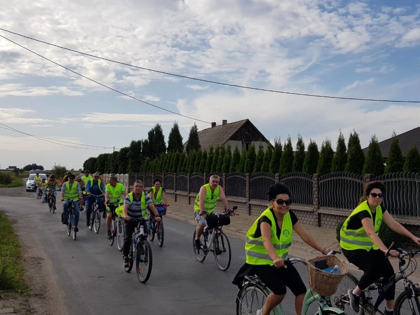 W gminie Stawiszyn 100 rowerzystów pożegnało lato. ZDJĘCIA
