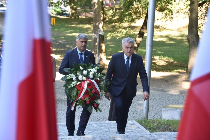 Pomnik Pamięci Ofiar Zbrodni Wołyńskiej w Gorzowie znajduje...