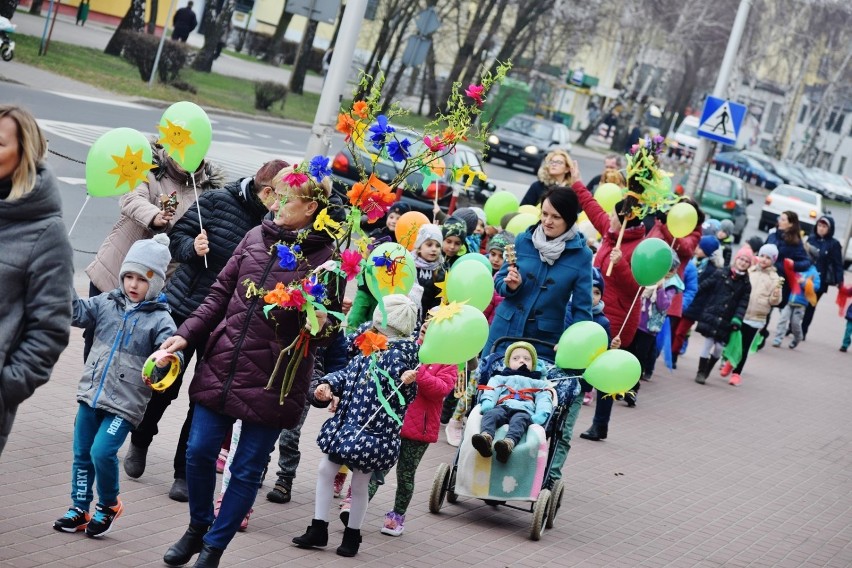 Powitanie wiosny 2019 Przedszkola nr 6 w Sieradzu. Placówka zorganizowała barwny przemarsz (zdjęcia)