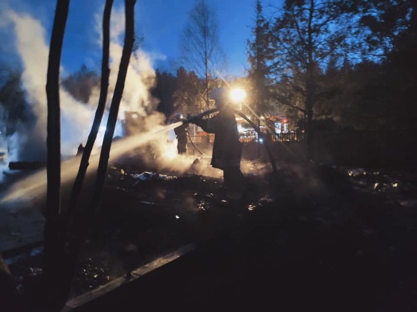 Pożar w Dąbrówce w gminie Czerniewice. Ogień gasiło ponad 40 strażaków [ZDJĘCIA]