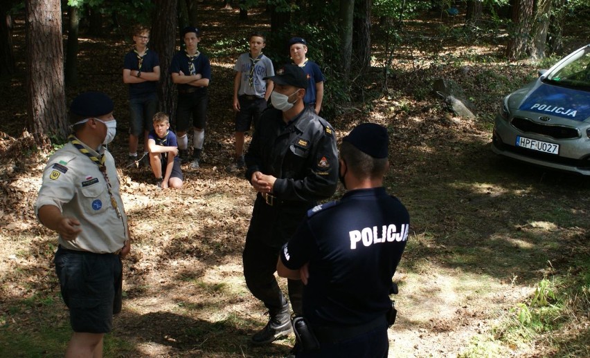 Policjanci i strażacy  skontrolowali harcerski obóz, który stanął w pobliżu Wielunia i Wieruszowa ZDJĘCIA