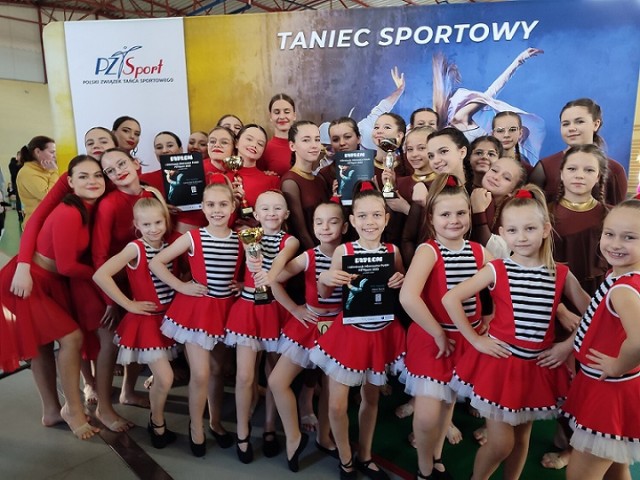 Złoto dla piotrkowskich "Jaskółek". Sukces na rozpoczęcie sezonu tańca sportowego w Uniejowie 2023