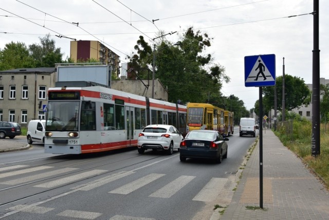 Na ul. Limanowskiego trampas ma zapewnić płynniejszy przejazd pojazdów szynowych.

Zarząd Dróg i Transportu zabiera się do usprawnienia komunikacji zbiorowej w Łodzi. Ma temu służyć wyznaczenie kolejnych buspasów oraz trampasów – czyli wydzielonych pasów, którymi będą się poruszać pojazdy MPK – oraz zmiana organizacji ruchu na kilku ulicach w śródmieściu.

Jak dodaje, prace nad projektami nowych organizacji ruchu zostały już ukończone, pierwsze usprawnienia dla transportu zbiorowego pojawią się tuż po wakacjach, we wrześniu.

WIĘCEJ INFORMACJI NA KOLEJNYM SLAJDZIE


