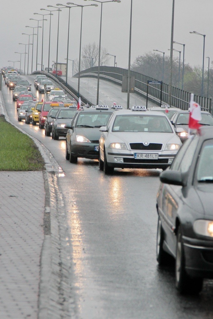 Kraków: protest taksówkarzy. Zablokowali centrum miasta [ZDJĘCIA]
