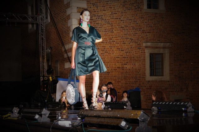 Kolekcja mody inspirowana kulturą lasowiacką  autorstwa Justyny Gamoń Wesołowskiej zwieńczyła niedzielny pokaz w ramach Sandomierz Fasion Street