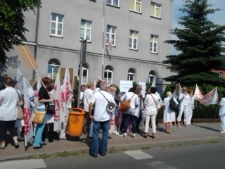 Śrem: Pracownicy DPS protestowali pod starostwem